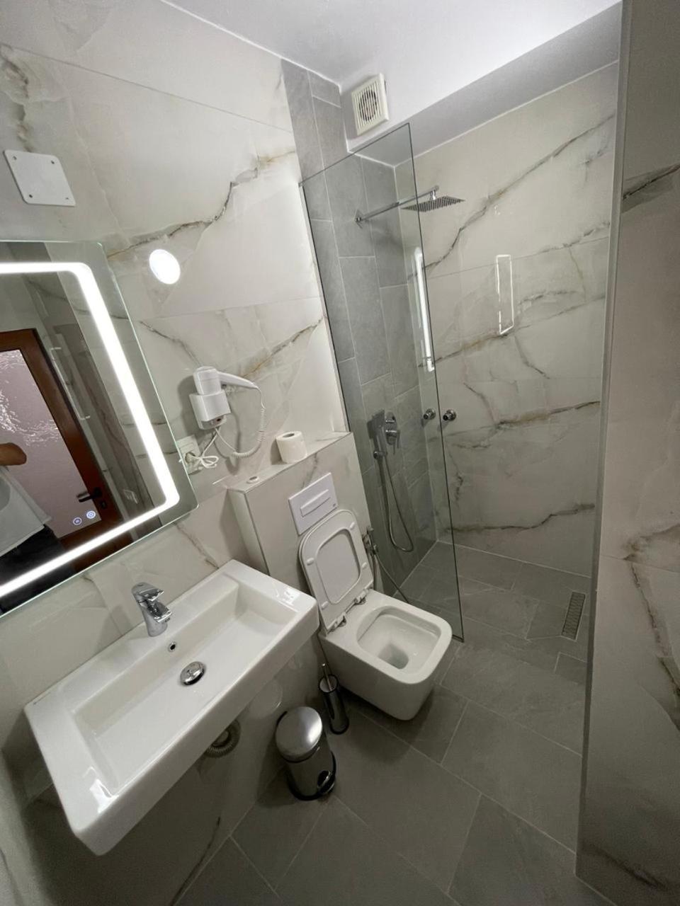 Hotel Belvedere Pogradec Bagian luar foto